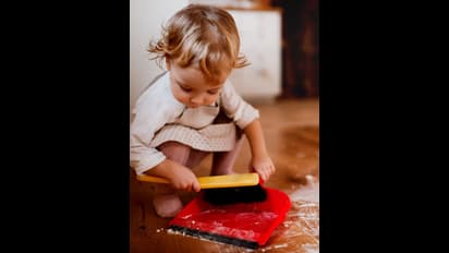 Parenting Tips  : பெற்றோர்களின் கவனத்திற்கு! குழந்தை எதையாவது விழுங்கி விட்டால் உடனே 'இத' செய்யுங்க!