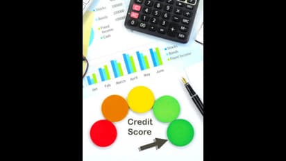 क्रेडिट स्कोअरवर परिणाम करणारे घटक आणि ते सुधारण्याचे मार्ग