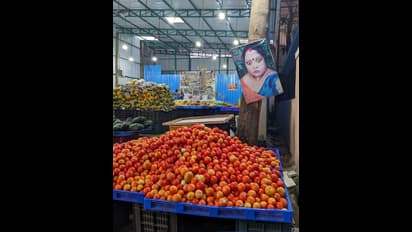 ಬೆಂಗಳೂರಿನ ತರಕಾರಿ ಅಂಗಡಿಗಳಲ್ಲಿ ಹೆಚ್ಚುತ್ತಿದೆ ವಿಶಾಲ ಕಣ್ಣಿನ ಮಹಿಳೆಯ ಫೋಟೋ, ಇದೇನು ದೃಷ್ಠಿ ಬೊಂಬೆಯೇ?