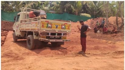 അനധികൃത ഖനനത്തിനെതിരെ റവന്യൂ ഉദ്യോഗസ്ഥരുടെ മിന്നൽ പരിശോധന; ആറ് വാഹനങ്ങൾ പിടികൂടി