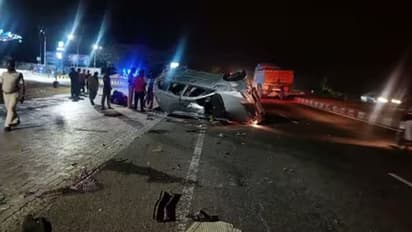 ரன்னிங்கின் போது கார் டயர் வெடித்து விபத்து! தலைக்குப்புற கவிழ்ந்ததில் 3 பேர் சம்பவ இடத்திலேயே பலி.!