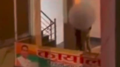 ಓಯೋ ರೂಮ್ ಬಂದ್ ಮಾಡಿಸಿದ್ದಕ್ಕೆ ಸಿಟ್ಟು: ಬಿಜೆಪಿ ಶಾಸಕನ ಕಚೇರಿ ಮುಂದೆಯೇ ಜೋಡಿಯ ಕಿಸ್ಸಿಂಗ್ 