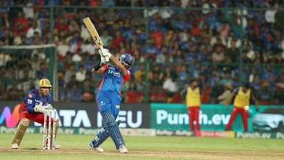 തുടർച്ചയായ 5-ാം ജയം, പ്ലേ ഓഫ് പ്രതീക്ഷയില്‍ ആർസിബിയും; പണികിട്ടി ക്യാപിറ്റല്‍സ്, അക്സർ പോരാട്ടം പാഴായി 