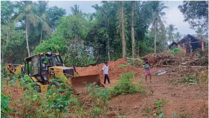 മൊബൈല് ടവര് നിര്മാണം നിർത്തിവെപ്പിച്ചു; അറിഞ്ഞത് ജെസിബി കൊണ്ടുവന്ന് ഭീമന് കുഴി എടുത്തപ്പോഴെന്ന് ഭൂവുടമകൾ