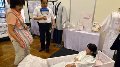 ಶವಪೆಟ್ಟಿಗೆಲಿ ಮಲಗಿಸ್ತಾರೆ, ದುಃಖಿಸೋರನ್ನ ಕರೆಸ್ತಾರೆ; ಇಲ್ಲಿ ನಡೆಯುತ್ತೆ  ಸಾವಿಗಾಗಿ ಸಿದ್ಧಗೊಳಿಸೋ ಹಬ್ಬ!