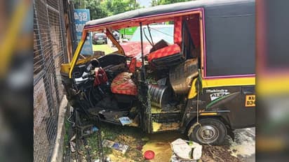 മരണാനന്തര ചടങ്ങിന് ഭക്ഷണവുമായി എത്തിയ ഓട്ടോറിക്ഷയും കാറും കൂട്ടിയിടിച്ചു; രണ്ട് പേർക്ക് പരിക്ക്