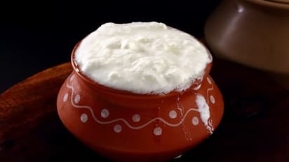 മുഖത്തെ കരുവാളിപ്പ് അകറ്റാൻ തെെര് ഇങ്ങനെ ഉപയോ​ഗിക്കൂ