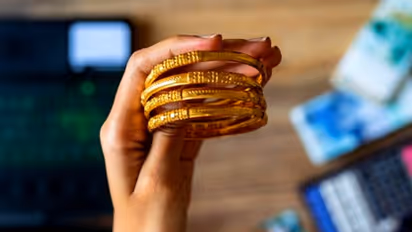 സ്വർണ്ണവില ഉയരുന്നത് വായ്പ എടുക്കുന്നവർക്ക് ഗുണം ചെയ്യുമോ? ഗോൾഡ് ലോൺ എടുക്കുന്നതിന് മുൻപ് അറിയേണ്ടതെല്ലാം