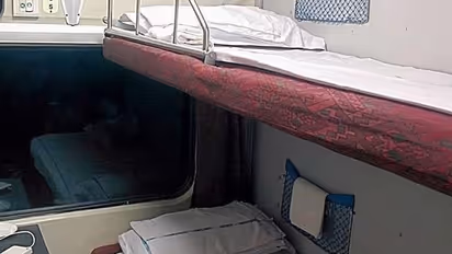 ರೈಲಿನ AC ಕೋಚ್ಗಳಲ್ಲಿ ಕೊಡುವ ಬೆಡ್ಶೀಟ್ ಹೇಗೆ ತೊಳೆಯಲಾಗುತ್ತೆ? ಹೊರ ಬಂತು ವಿಡಿಯೋ