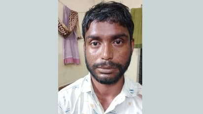 രഹസ്യ വിവരത്തെ തുടര്ന്ന് പരിശോധനയ്ക്ക് എത്തി, കണ്ടതും ഒരാൾ ഇറങ്ങി ഓടി, രണ്ട് കിലോ കഞ്ചാവുമായി ഒരാൾ പിടിയിൽ