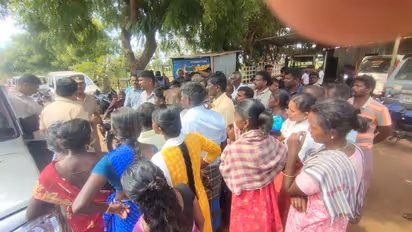 எங்கள் பூர்வீக நிலத்தை மீட்டு தாருங்கள்; நெல்லை - திருச்செந்தூர் சாலையில் போராட்டத்தில் குதித்த மக்களால் பரபரப