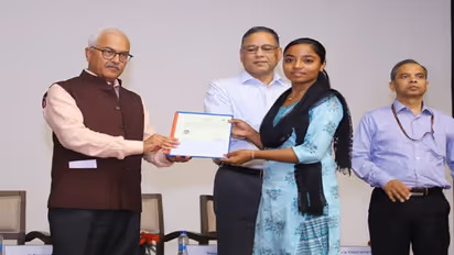 சிஏஏ சட்டத்தின் கீழ் முதற்கட்டமாக இந்திய குடியுரிமை சான்றிதழ்களை வழங்கிய மத்திய அரசு!