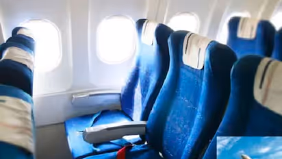 இடது பக்கமா வலது பக்கமா? விமானத்தில் பயணிக்கும் போது எந்தப் பக்கம் உட்காருவது நல்லது?