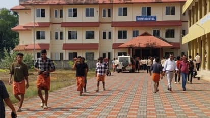 തൃക്കരിപ്പൂര്‍ പോളിടെക്‌നിക് കോളേജിന്റെ ഹോസ്റ്റൽ മുറിയിൽ വിദ്യാര്‍ത്ഥിയെ തൂങ്ങിമരിച്ച നിലയിൽ കണ്ടെത്തി