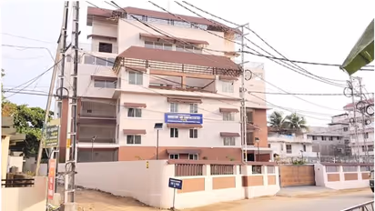 ഗുരുവായൂരില് തിരക്കേറെ; പക്ഷേ ഭക്തര് 'വിഷമ' വൃത്തത്തില്, ഉദ്ഘാടനം കഴിഞ്ഞ ശുചിമുറി മന്ദിരം നോക്കുകുത്തി