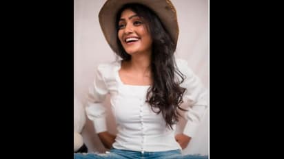  ಅಮ್ಮ ಕಣ್ಣಕಪ್ಪುನ ಚೆನ್ನಾಗಿ ತಿದ್ದಿದ್ದಕ್ಕೆ ಇಷ್ಟು ದಪ್ಪ ಇದೆ; ನೆಟ್ಟಿಗರಿಗೆ ಕೆಂಡಸಂಪಿಗೆ ಸುಮನಾ ಐಬ್ರೋ ಮೇಲೆ ಕಣ್ಣು! 