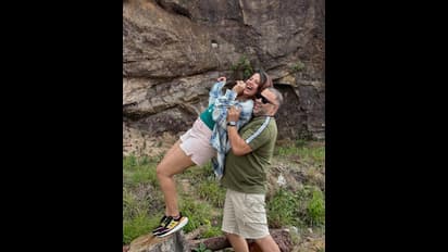 భర్తతో రొమాన్స్ చేస్తూ కొండల్లో కోనల్లో తిరుగుతున్న అనసూయ.. క్రేజీ పిక్స్ వైరల్ 