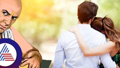 சாணக்கிய நீதி : ஆண்களே.. இந்த 4 விஷயங்களை உங்கள் மனைவியிடம் தெரியாமல் கூட சொல்லிடாதீங்க.. அவ்ளோதான்!