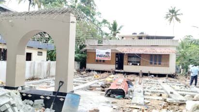 പൊളിച്ചു മാറ്റരുതെന്ന് ഉടമയ്ക്ക് നിര്ബന്ധം; മാവേലിക്കരയിൽ 1100 സ്ക്വയര് ഫീറ്റ് വീട് 45 അടി പുറകോട്ട് മാറ്റി