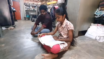 10ம் வகுப்பு பொதுத்தேர்வில் சாதனை; தனது கல்வியால் வீட்டிற்கே வெளிச்சம் கொடுத்த அரசுப்பள்ளி மாணவி