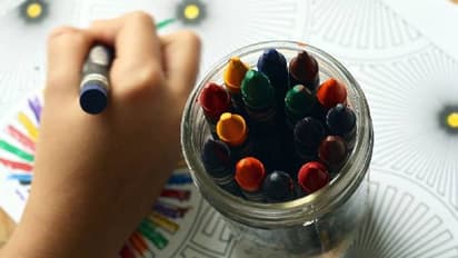 അഞ്ചുവയസ്സുകാരനെ മർദ്ദിച്ച് നിർബന്ധപൂർവം ഓറഞ്ചു കഴിപ്പിച്ച് അധ്യാപിക, രൂക്ഷമായി പ്രതികരിച്ച് നെറ്റിസൺസ്