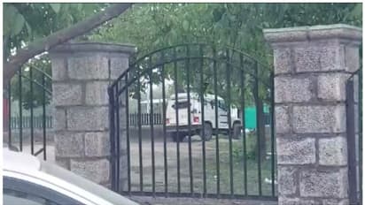 ജമ്മു കശ്മീരിൽ മുൻ സർപഞ്ചിനെ ഭീകരർ വെടിവെച്ച് കൊന്നു; ഇപ്പോഴും ഭീകരവാദമുണ്ടെന്ന് വ്യക്തമെന്ന് ഫറൂഖ് അബ്ദുള്ള