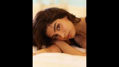 ನ್ಯೂ ಲುಕ್‌ನಲ್ಲಿ ಶ್ರೀದೇವಿ ಪುತ್ರಿಯ ಮಾದಕ ನೋಟ: ಬೆಡ್‌ ಮೇಲೆ ಬೆಳದಿಂಗಳ ಬಾಲೆ ಎಂದ ಫ್ಯಾನ್ಸ್‌!