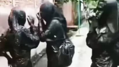 സ്കൂട്ടറിൽ നിന്നും പെൺകുട്ടികൾ നേരെ ചെന്നു വീണത് ഡ്രെയിനേജിൽ, വൈറലായി വീഡിയോ