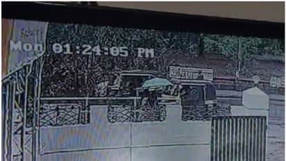 തൃശൂരിൽ ഓടിക്കൊണ്ടിരുന്ന കാറുകൾക്ക് മുകളിലേക്ക് മരം വീണു