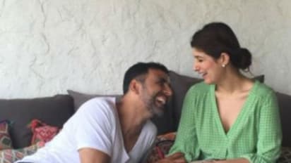 ಸಾರ್ವಜನಿಕವಾಗಿ ಪತಿ ಅಕ್ಷಯ್ ಪ್ಯಾಂಟ್ ಜಿಪ್ ಬಿಚ್ಚಿ ಬಂಧನಕ್ಕೀಡಾಗಿದ್ರು ಟ್ವಿಂಕಲ್ ಖನ್ನಾ! ಏನಿದು ಸ್ಟೋರಿ?