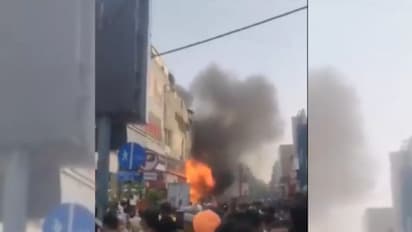 ദില്ലി കരോൾബാഗിൽ വസ്ത്ര വ്യാപാരശാലയിൽ വൻ തീപിടുത്തം; തീയണക്കാൻ ശ്രമം തുടരുന്നു