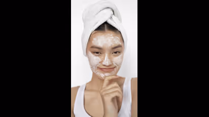 பச்சை பாலில் இந்த மூணுல ஏதாவது ஒன்னு கலந்து யூஸ் பண்ணுங்க.. முகம் பளபளப்பாகுமாம்..!