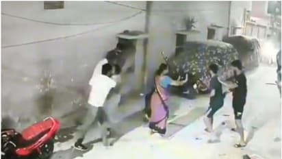 വളർത്തുനായയുടെ പേരിലുള്ള തർക്കം, പൊലീസ് കേസ്, കലിപ്പ് തീർക്കാൻ യുവാവിനെ വളഞ്ഞിട്ട് തല്ലി അയൽവാസി