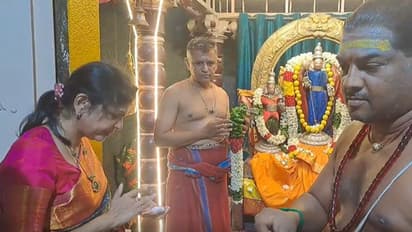 கடவுளே... தேர்தல்ல ஜெயிச்சுடனும்.. திருத்தணி முருகனிடம் மனம் உருகி வேண்டிய சௌமியா அன்புமணி!