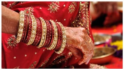 എരുമയെ വാങ്ങാനായി രണ്ടാം വിവാഹം, സമൂഹ വിവാഹ വേദിയിലെത്തി യുവതിയെ പിടിച്ച് മുൻ ഭർത്താവിന്റെ കുടുംബം 