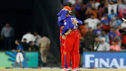 మోదీ స్టేడియంలో ఎమోషనల్ సీన్ ...దినేశ్ కార్తిక్ కు గట్టి హగ్ తో వీడ్కోలు పలికిన కోహ్లీ