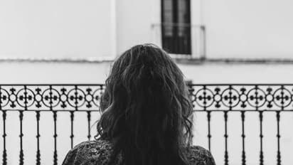 16 -കാരനെ വിവാഹം കഴിക്കണം, വീട്ടിൽച്ചെന്ന് താമസം തുടങ്ങി 25 -കാരി, ഇറക്കിവിട്ടാൽ ആത്മഹത്യയെന്ന് ഭീഷണി 