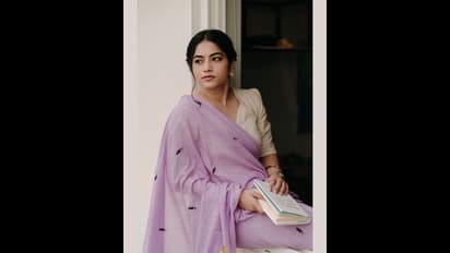 ఏకాంతంగా ప్రియుడితో బిగ్ బాస్ పునర్నవి... 28 ఏళ్ల హ్యాండ్సమ్ కుర్రాడు ఎవరు?