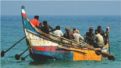 Fishermen Arrest : காலையிலேயே வந்த ஷாக் தகவல்.! இலங்கை கடற்படை அட்டூழியம்- 13 தமிழக மீனவர்கள் கைது