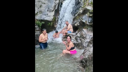 బాబోయ్.. ఫ్యామిలీ మొత్తం జలకాలాడుతూ.. అనసూయ రచ్చ చూశారా, వైరల్ ఫొటోస్ 