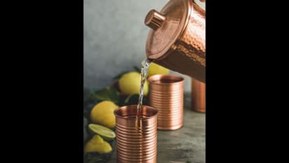 செம்பு வாட்டர் பாட்டிலில்  தண்ணீர் குடிக்கலாமா? இந்த '3' பாதிப்புகள் பத்தி தெரியாம பயன்படுத்தாதீங்க!! 