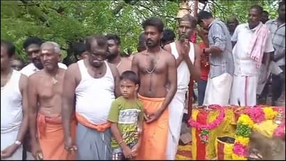 மதுரையில் ஆண்கள் மட்டுமே பங்கேற்ற வினோத திருவிழா; மலை போல் குவிக்கப்பட்ட முக்கனிகள்