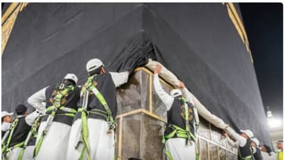 ഹജ്ജ് ഒരുക്കം; കഅബയെ പൊതിഞ്ഞ ‘കിസ്‌വ’യുടെ അടിഭാഗം ഉയർത്തിക്കെട്ടി