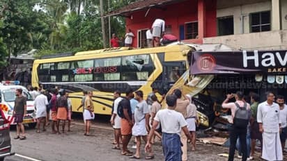 അമിത വേഗത്തിലെത്തിയെന്ന് ദൃക്സാക്ഷികൾ; കോഴിക്കോട് ടൂറിസ്റ്റ് ബസ് കടയിൽ ഇടിച്ചുകയറി, 10 പേര്ക്ക് പരിക്ക്