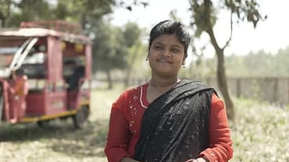 यूपी की ई-रिक्शा चालक आरती काे UK का Royal Award, किंग चार्ल्स से बर्मिंघम पैलेस में मिली