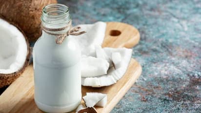 वीगन डाइट में नारियल दूध का अधिक सेवन है खतरनाक, इस बीमारी में खाया तो पड़ जाएंगे लेने के देने