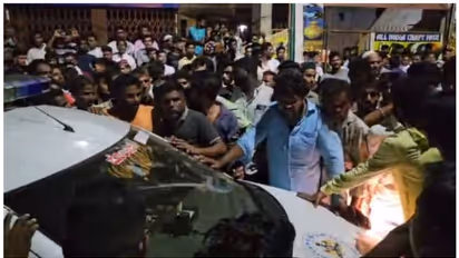 പോലീസ് സ്റ്റേഷൻ ആക്രമിച്ച് ജനക്കൂട്ടം; വാഹനങ്ങളും തകർത്തു, സ്ഥലത്ത് നിരോധനാജ്ഞ; സംഭവം കർണാടകയിലെ ദാവൻഗെരെയിൽ