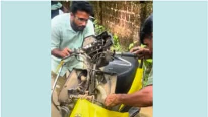 ഓടിക്കൊണ്ടിരിക്കെ സ്കൂട്ടറിൽ കണ്ടത് പാമ്പ്, ചാടിയിറങ്ങി; ജീവൻ തിരിച്ചുകിട്ടിയതിൽ ആശ്വസിച്ച് റിയാസ്