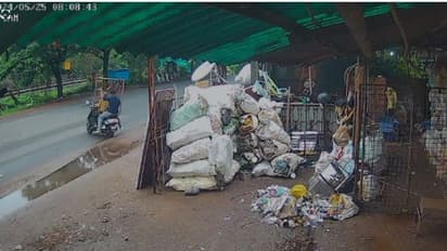 സ്കൂട്ടറിലെത്തി പരിസരം നിരീക്ഷിച്ച് ആക്രി കടയിൽ നിന്ന് ഗേറ്റ് മോഷണം, പക്ഷേ എല്ലാം കണ്ട് മുകളിലൊരാൾ, വീഡിയോ