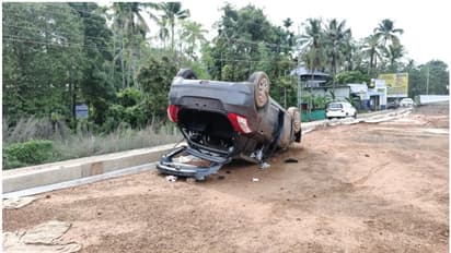 ദേശീയ പാതയിൽ അപകടം, റോഡ് നിർമ്മാണത്തിനുള്ള സാമഗ്രികളിലിടിച്ച് കാർ മറിഞ്ഞു; 4 യുവാക്കൾക്ക് പരിക്ക്